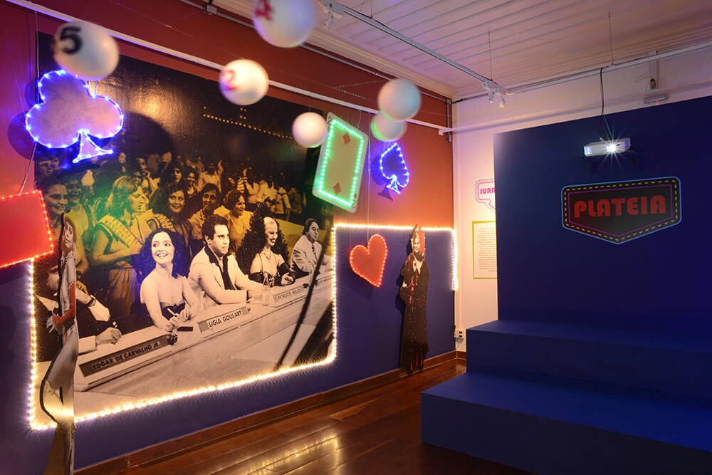 O público pode relembrar eternos bordões, como “quem não se comunica, se trumbica”, “na TV nada se cria, tudo se copia” e “eu vim para confundir e não para explicar”, além de assistir a projeções de programas lendários. “Montamos um filme com trechos de diferentes programas, onde artistas de distintos gêneros musicais irão compor a ‘geleia geral’ do talentoso Chacrinha”, explica a curadora.

