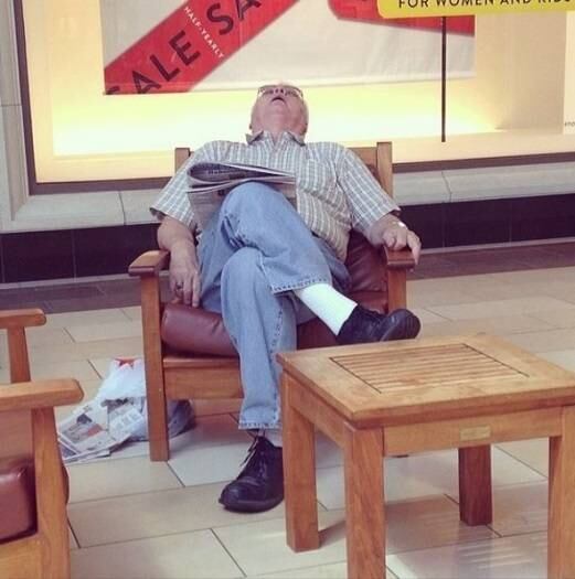 Esse vovô conseguiu ler todos os jornais da sacola, dormir e
nada de sua mulher voltar!