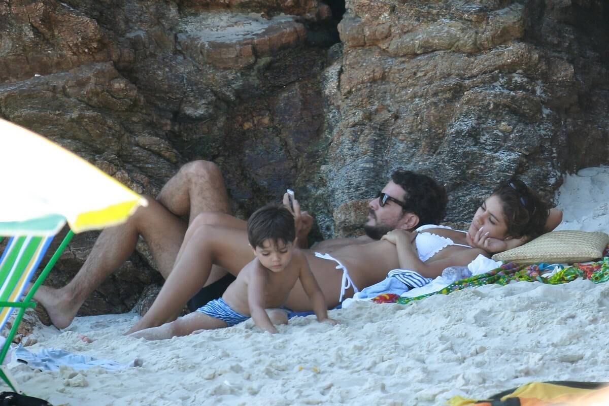 Sophie Charlotte e Daniel de Oliveira se divertem em praia com a família