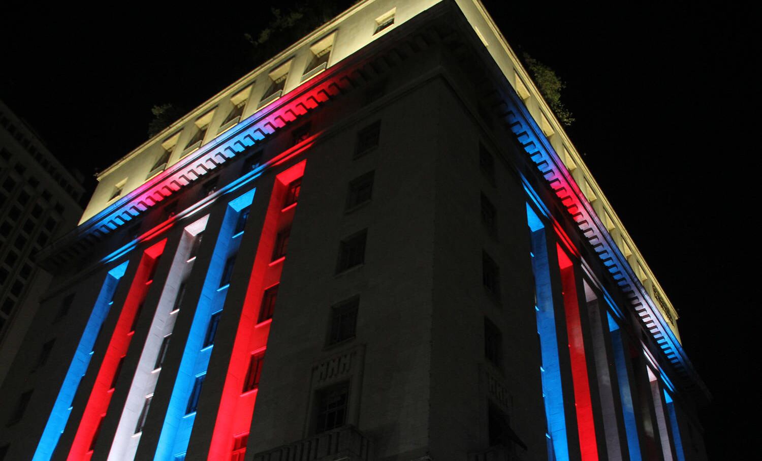 Em homenagem à monarca, a capital iluminou monumentos históricos, entre eles a sede da prefeitura, no centro, com as cores da bandeira do Reino Unido: vermelho, azul e branco