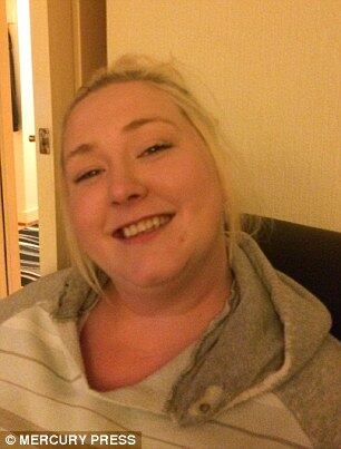 A CVS normalmente é diagnosticada em
crianças, e os médicos não sabem dizer o que provocou a doença em Sophie. Ela
relembra o início do problema: 


— Eu acordava de manhã com muita fome,
e sempre que comia, vomitava. Eu tinha crises de refluxo, mas nada tão
dramático quanto isso. Apesar da falta de saúde, a perda de peso até que me
deixou feliz. No entanto, estou com um excesso de pele que tem destruído a
minha autoestima. Me sinto uma idosa, em todos os sentidos da palavra