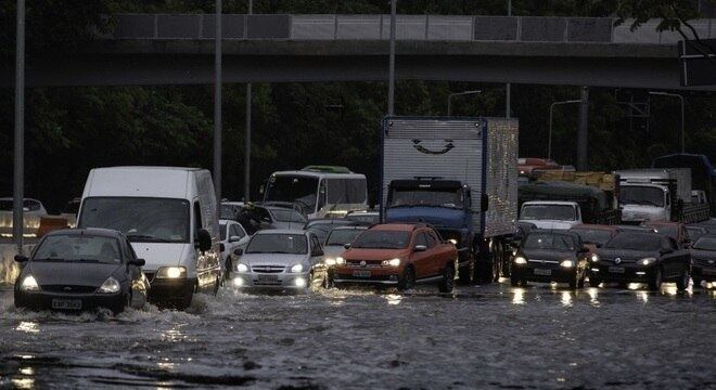 Pontos de alagamento são comuns durante as chuvas de verão em todo o país