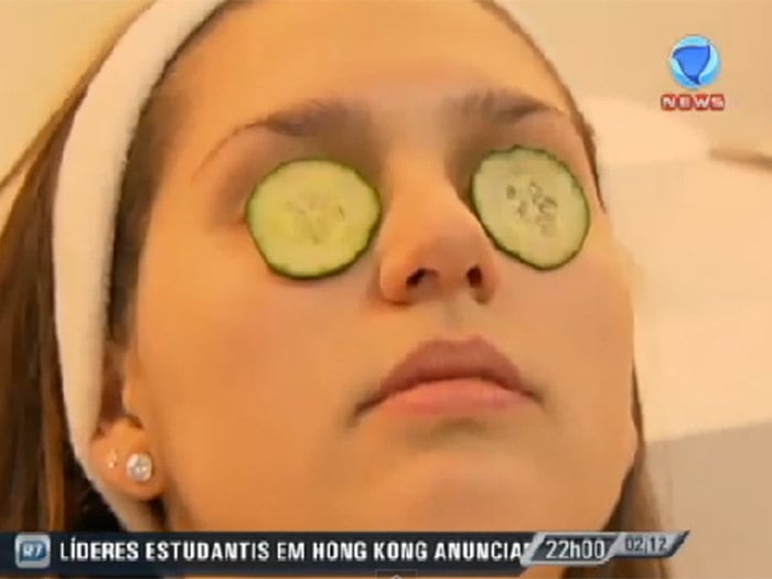 

A vaidade feminina se resume em duas cenas clássicas: as
rodelas de pepinos para amenizar as orelhas e as máscaras caseiras para deixar
a pele do rosto mais bonita

