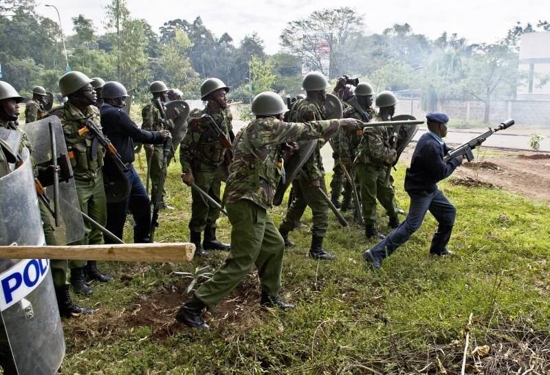 Em Nairobi, no Quênia,
policiais jogam gás de pimenta em estudantes em frente à Universidade de
Nairobi, que estavam protestando contra um aumento de taxas
