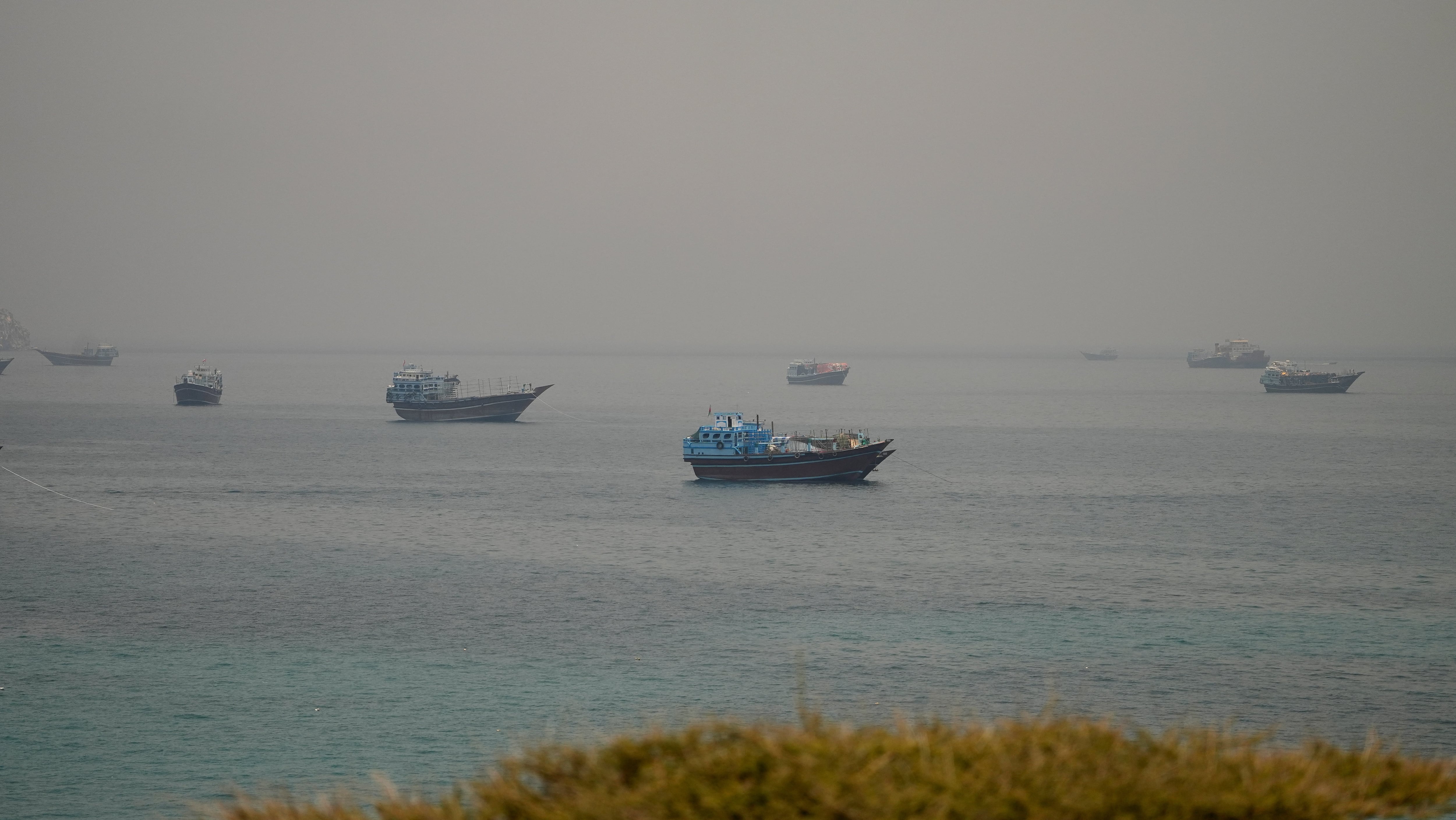 Embarcações ancoradas no estreito de Ormuz , vistas de Musandam, Omã