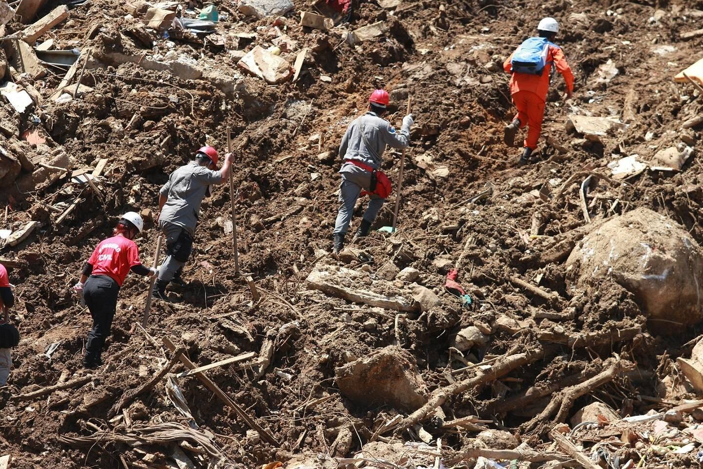 Equipes continuam fazendo buscas por desaparecidos
