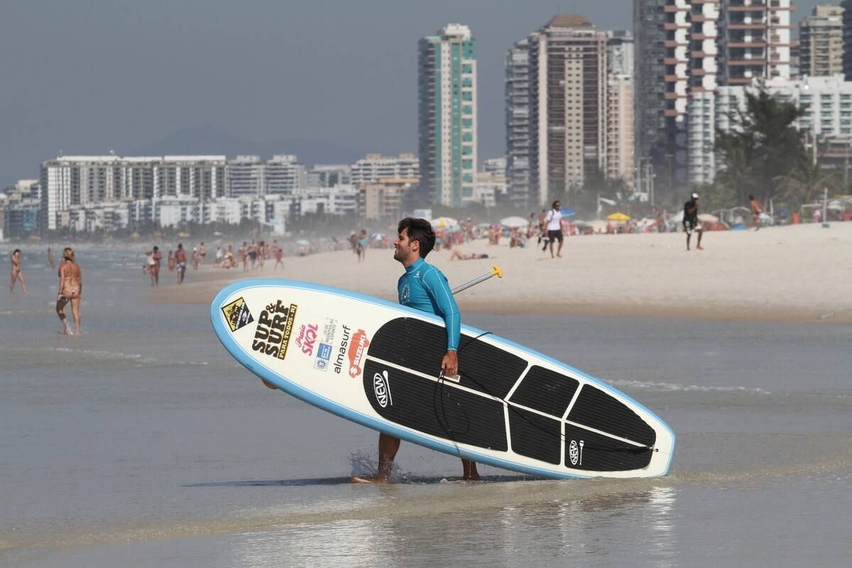 Bruno Gagliasso e Ricardo Pereira praticam stand up paddle na praia da Barra da Tijuca, no Rio
