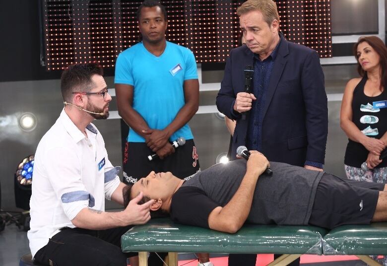 Eles aplicam a técnica em
algumas pessoas do auditório e também em Geraldo Luís, convidado especial do
programa