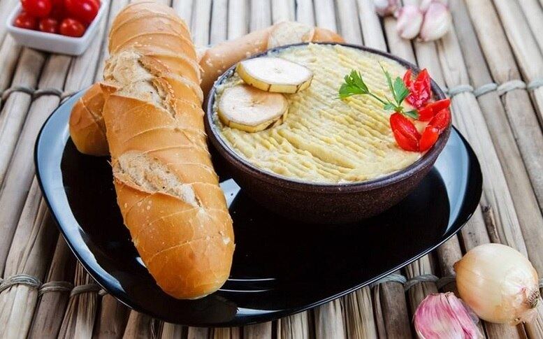 Bar 222
Prato - Escondi a linguiça: linguiça calabresa com gorgonzola acompanhado de crème de banana da terra.
Endereço: av. Francisco Deslandes, 222 - Anchieta