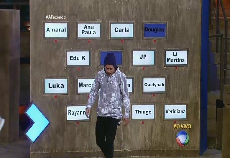 Douglas Sampaio foi o primeiro eliminado da disputa pelo prêmio extra por ter sido o grande vencedor de A Fazenda 8 e teve o seu nome apagado no muro onde estavam os nomes de todos os participantes do game, que consistia em saber se o sorteado saberia dizer quem foi o mome escolhido entre os temas propostos que eles mesmos haviam respondidos antes do jogo começar. Quem acertasse escolhia um nome para apagar, se errasse o nome escolhido ganhava o direito de apagar o nome de um concorrente
+ JP Mantovani diz o que achou sobre Luka acordar Douglas no dia do ofurô: "Uma dose de trairol"
+ Começou a lavagem de roupa suja de A Fazenda 8, veja as primeiras respostas de Douglas e Minerato
+ Veja fotos dos bastidores da grande final de A Fazenda 8
+ Veja as expressões de Ana Paula Minerato, vice-campeã de A Fazenda 8
+ Douglas Sampaio é o campeão de A Fazenda 8. Relembre a participação do vencedor
+ Ana Paula Minerato é vice-campeã de A Fazenda 8. Veja como foi a participação da peoa no reality show
+ Luka Ribeiro é o terceiro colocado de A Fazenda. Relembre a trajetória do ator
+ “Tem participante que vai colher frutos muito ruins aqui fora”, crava JP Mantovani
+ Douglas leva tapa na cara de Mara Maravilha, cai no choro e afirma: "Ela não merece um pingo de respeito"