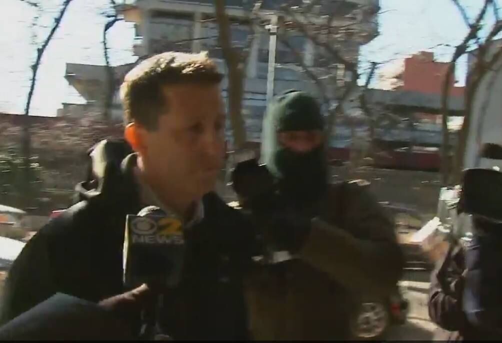 Na terça-feira (19), Newman se entregou à polícia, acompanhado de seu advogado. Ele não falou com os repórteres que estavam no local