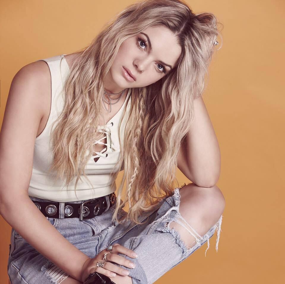 Louisa Johnson
A grande vencedora do The X Factor 2015, programa de talentos que já revelou nomes como One Direction, Leona Lewis e Little Mix, é uma das maiores apostas para 2016. Com sua voz fenomenal, Louisa logo conquistou o público do Reino Unido e ganhou fãs pelo mundo todo com suas interpretações de arrepiar. O primeiro CD da revelação de apenas 17 anos deve chegar nos próximos meses 
