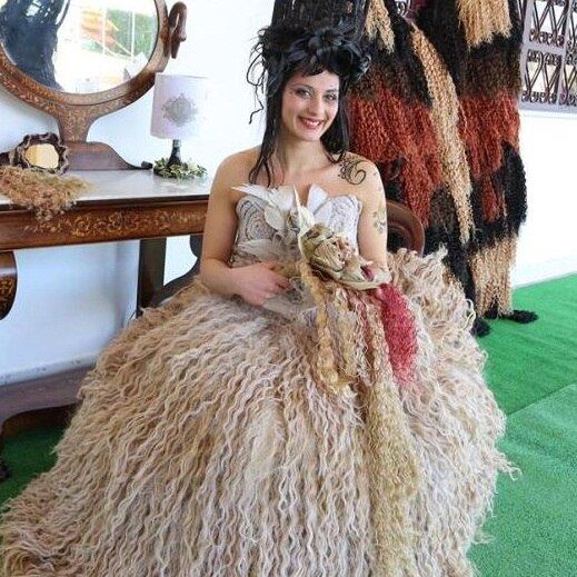 Maria Lucia é cabeleireira e não se conforma apenas em fazer o cabelo de mulheres e rapazes. O antigo título no livro dos recordes era dela, quando cobriu um carro com 100 quilos de cabelo humano, em 2010