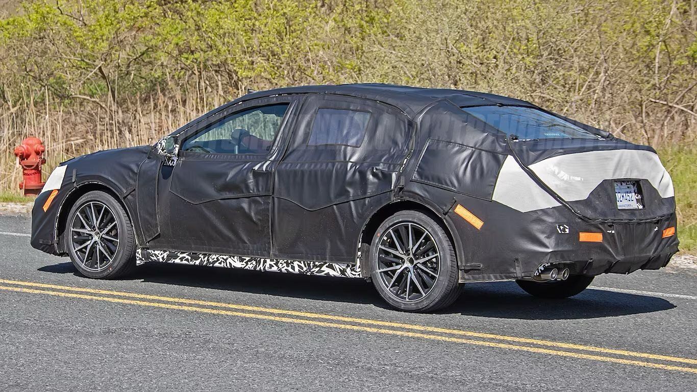 Testes da Toyota há alguns meses indica, pelo porte, que projeção divulgada é do novo Camry