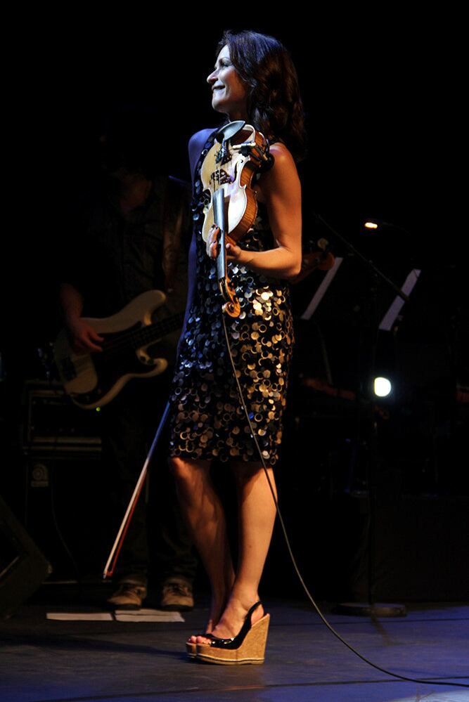 Durante os shows, Sharon
falou que sente como se um ciclo estivesse sido completado por estar de volta
aos palcos sozinha, da mesma forma como começou sua carreira musical
