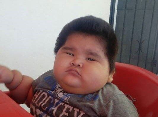 O menino Luis Manuel González nasceu com 3,5kg. Mas rapidamente começou a aumentar de peso, conforme revelou a mãe, Isabela Patoja Martinez, em entrevista ao Daily Mail. 

— Um mês após seu nascimento, percebemos que a roupa não cabia mais e tivemos que vesti-lo com roupas para crianças de um ano e até mesmo dois. Nós vimos o nosso bebê ganhar peso tão rápido. Às vezes, ele não conseguia dormir, porque se sentia sufocado devido ao peso
