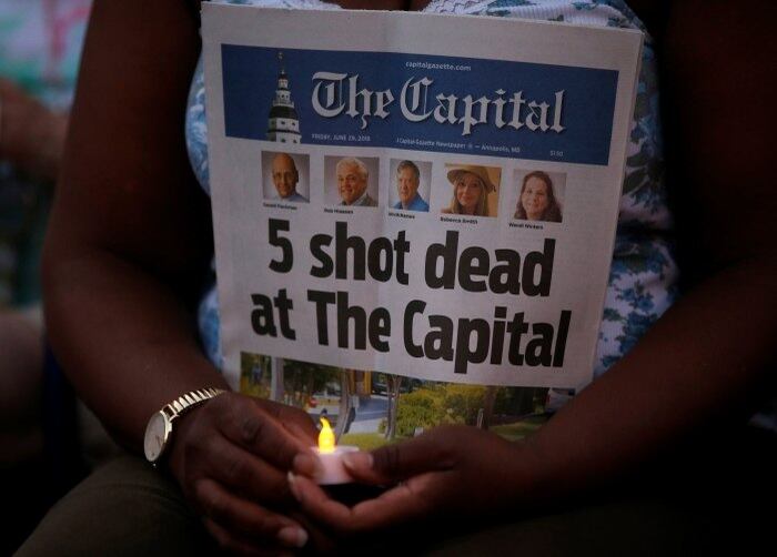 Em 28 de junho, um homem entrou atirando na redação do jornal The Capital Gazette, na cidade de Annapolis, no estado de Maryland (EUA), deixando cinco jornalistas mortos. Um dos repórteres do jornal registrou, pelo Twitter, o atentado, que se tornou um símbolo dos ataques à liberdade de imprensa nos EUA. O atirador, Jarod Ramos, acusava o jornal de ter sido tendencioso ao cobrir uma acusação de abuso cometida por ele