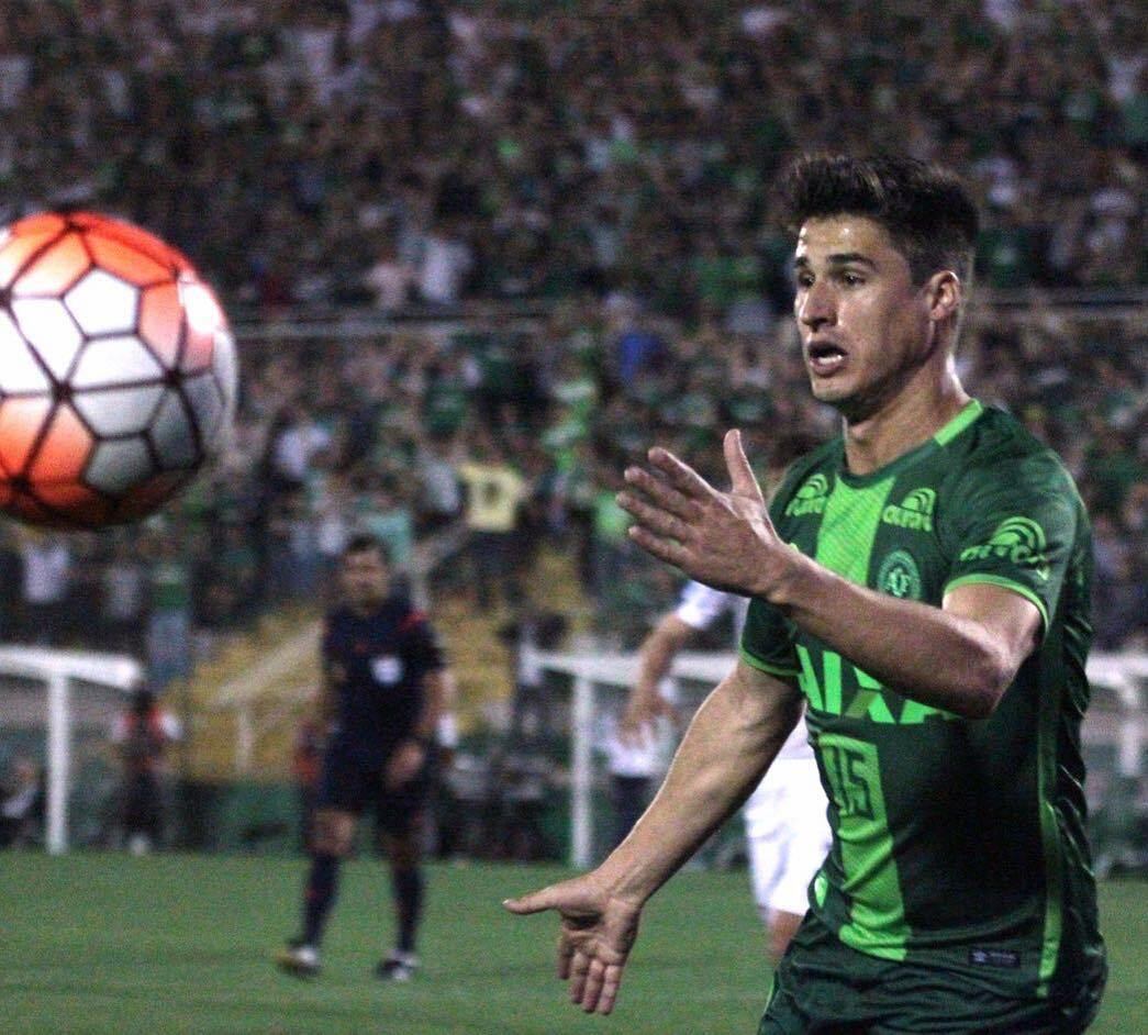 Filipe Machado tinha uma filha pequena. Ele era o xerifão da zaga da Chape e ídolo do clube. Antonella é fã do pai 