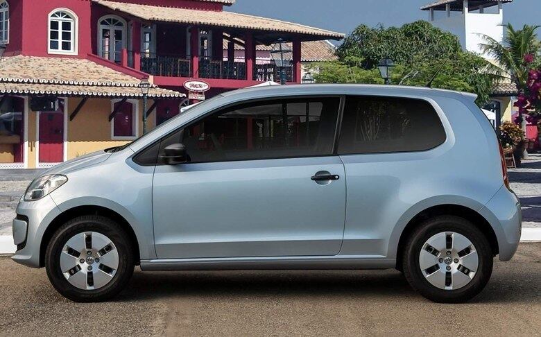 3°) Volkswagen Take Up 2 portas: R$ 35.560 - O minicarro é oferecido por esse preço com o motor 3 cilindros, 1.0, 82/75 cv de potência e vem com diversos itens de série como: calotas, banco do motorista com regulagem de altura, chave canivete, limpador e desembaçador traseiro, apoios de cabeça traseiros e fixação Isofix. Porém, como descrito, possui apenas 2 portas, mas se quiser com a configuração 4 portas, terá que acrescentar R$ 2.430