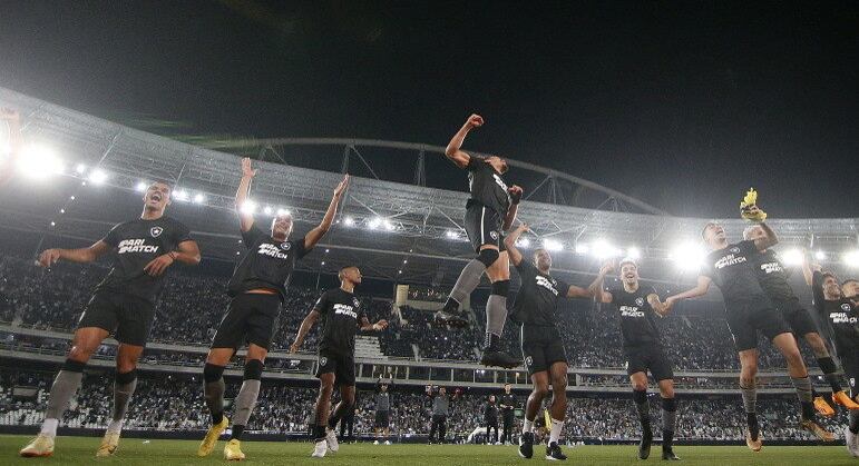 O Botafogo é a sensação do momento. A equipe carioca lidera com folga o Brasileirão 2023, com 12 pontos à frente do vice Flamengo, e já é a campeã simbólica do primeiro turno do campeonato, mesmo com a competição ainda na 18ª rodada.

A história mostra que, normalmente, o vencedor da primeira metade do campeonato termina com o título no fim temporada, mas há algumas exceções 

Relembre a seguir os campeões do primeiro turno do Brasileirão na era dos pontos corridos (a partir de 2003) e qual time acabou com o troféu no fim!