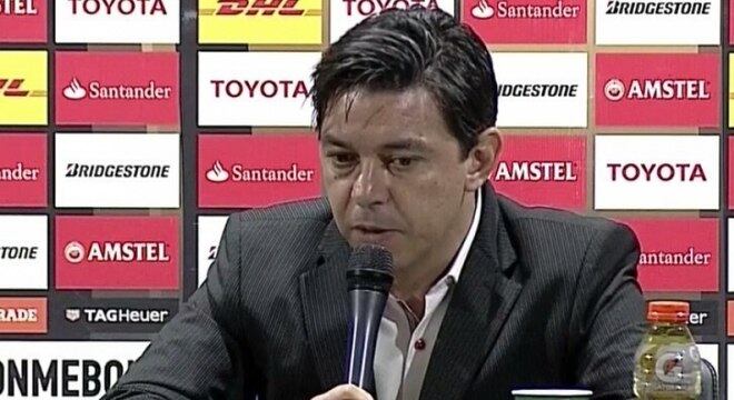 FORA - Um dos principais protagonistas da campanha do River Plate na Libertadores deste ano, Marcelo Gallardo ficará fora dos dois duelos da decisão. Após violar uma sanção, indo ao vestiário do River e falando com seu assistente durante o jogo contra o Grêmio, na semifinal, o técnico argentino virou pivô de uma polêmica. O Tricolor Gaúcho chegou a ir em voo fretado ao Paraguai para reclamar junto à Conmebol e pedir a desclassificação do time argentino. Não conseguiu, mas Gallardo pegou mais quatro jogos de gancho e está proibido de se comunicar com seu staff e elenco durante os jogos contra o Boca Juniors.
(Foto: Reprodução)
