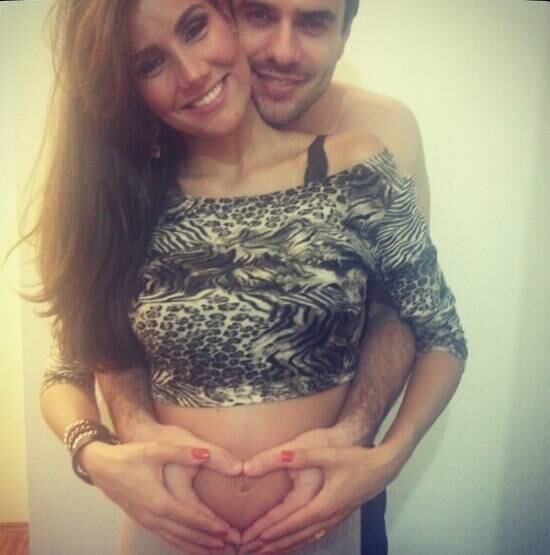 Mariana Felício: nova mamãe

  


A morena que disputou o amor de Daniel Saulo com Roberta
Brasil durante o BBB6 levou a melhor. Ela não apenas encontrou o amor de sua
vida, mas um companheiro para ações publicitárias, já que os dois são modelos,
e o pai de seu primeiro bebê. A bela está na contagem regressiva para ser mamãe
pela primeira vez