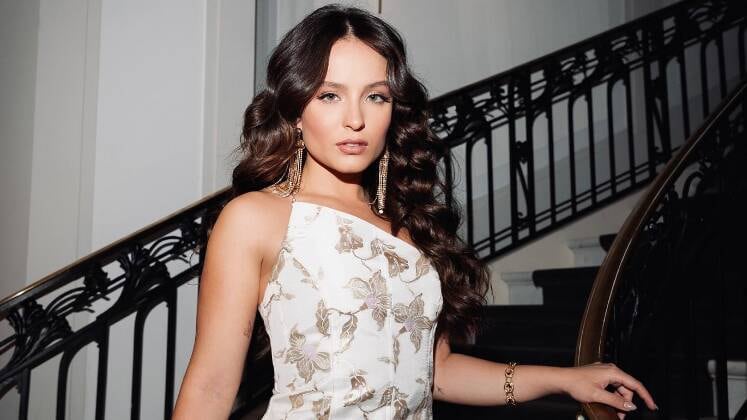 Larissa Manoela x seus pais
A atriz chocou o país quando revelou que não tem mais nenhum contato com seus próprios pais. Em uma entrevista, ela contou que escolheu uma nova família, formada por amigos e pessoas próximas, por romper com seus genitores. Disse, ainda, que tentou manter contato, mesmo depois de tudo, mas a ruptura foi muito grande. "Não foi por falta de busca", desabafou.