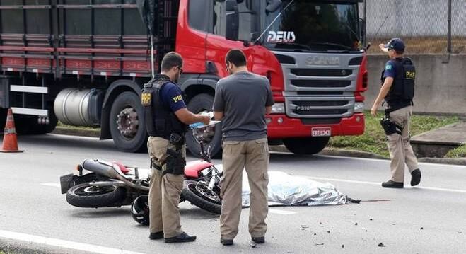 Motociclista de 25 anos morreu após se envolver em acidente com caminhão na Dutra