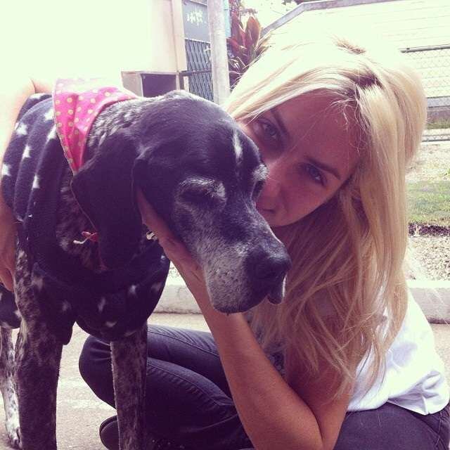 Recentemente, Giovanna adotou uma cachorra que estava em um estado bem complicado de saúde 

— Essa é minha mais nova filha Olivia Palito!! Quando a encontrei ela mal se levantava ou abria os olhos, de tão fraca, magrinha, e mal tratada, estava anêmica e com tumor,,, depois de quase dois meses de tratamento agora ela já corre pelo jardim, pede carinho e come feito um boi, rsrsrs, o olhar que antes era triste, agora é de paixão por todos...! Bem-vinda a nossa família Olivia...q a gente consiga dar todo o amor que vc merece!!!emojiemojiemojiemoji 

