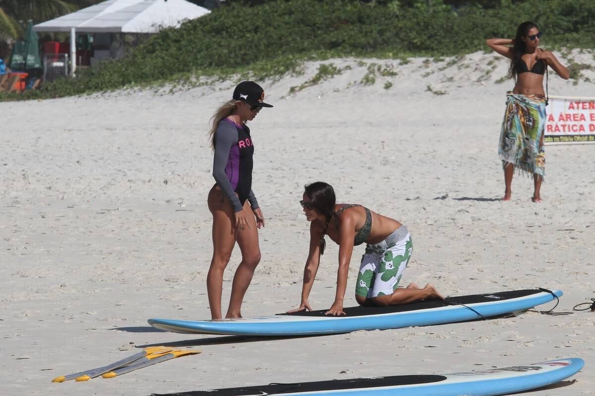 Bruno Gagliasso e Ricardo Pereira praticam stand up paddle na praia da Barra da Tijuca, no Rio