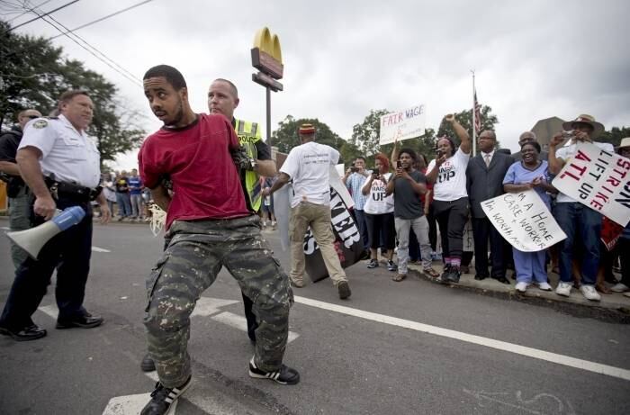 Trabalhadores americanos exigem o aumento do salário mínimo no país. Na última semana, diversos manifestantes foram presos nos protestos
