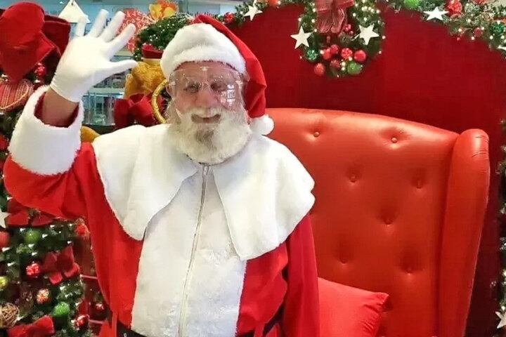 O ator Célio Figueiredo, que interpretava o Papai Noel em um shopping center, morreu após passar mal durante uma apresentação.