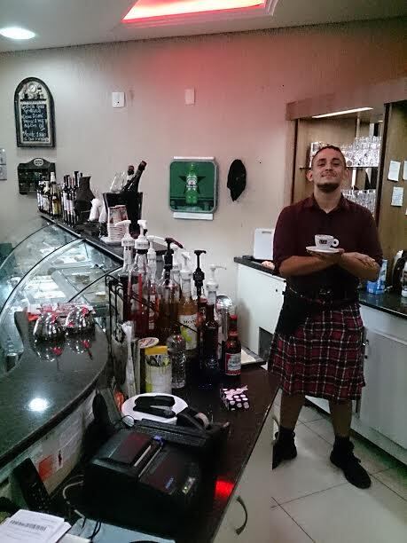 
Para ambientar ainda mais o espaço nos fins de semana, um garçom se veste de escocês e usa até mesmo kilt (saia pragueada) para servir cervejas europeias

