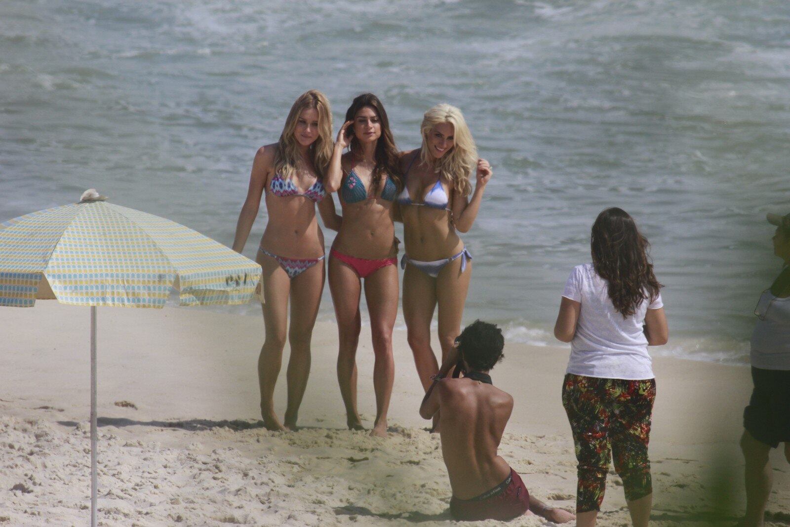 Elas foram clicadas na areia da Barra da Tijuca