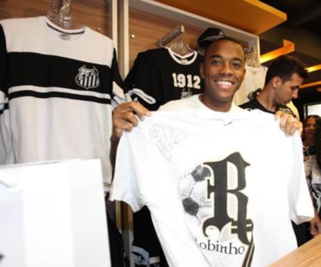 Robinho em noite de autógrafos na loja oficial do clube