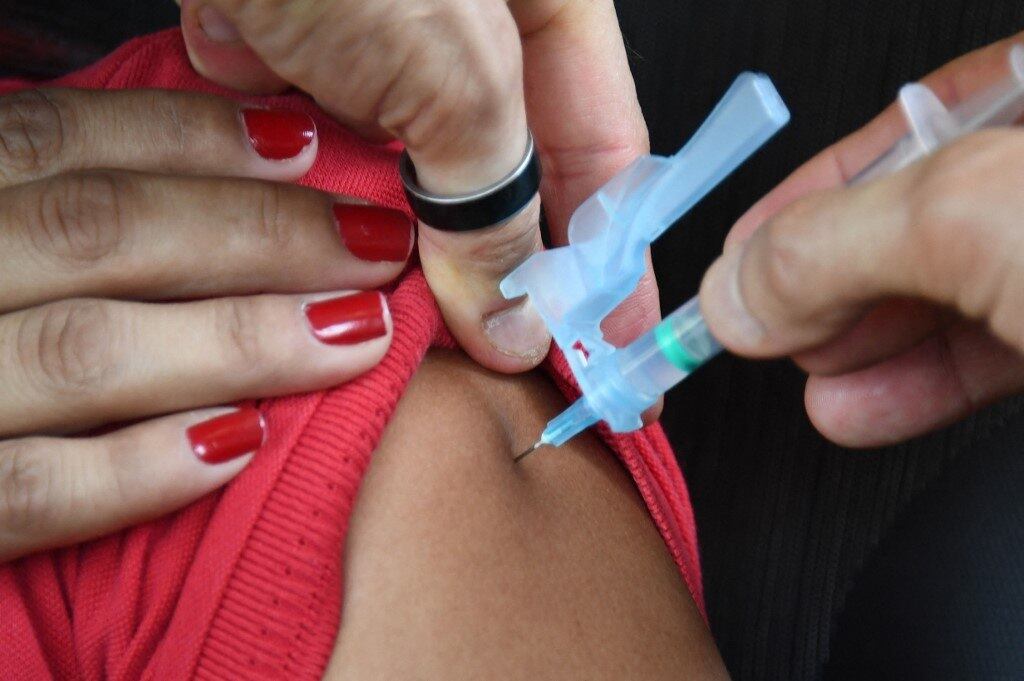 A health worker administers a dose of the CoronaVac COVID-19 vaccine to a man at a drive-thru vaccination post in Brasilia on September 13, 2021. Brazil is one of the fastest vaccinating countries on the planet, after a late and chaotic start that continues to take its toll on President Jair Bolsonaro.
EVARISTO SA / AFP