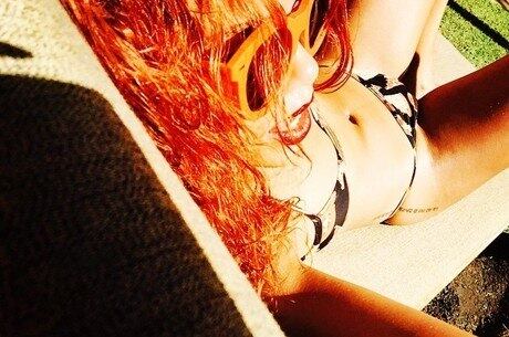 Rihanna compartilha foto sensual nas redes sociais