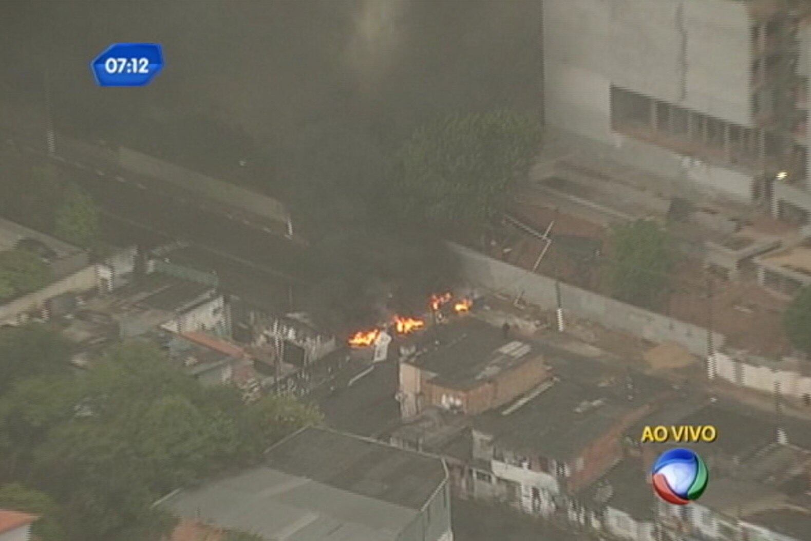 Segundo a Polícia Militar, a manifestação ocorre na avenida Doutor Luiz Migliano, perto da favela Vila Praia, na altura da avenida Marechal Juarez Távora