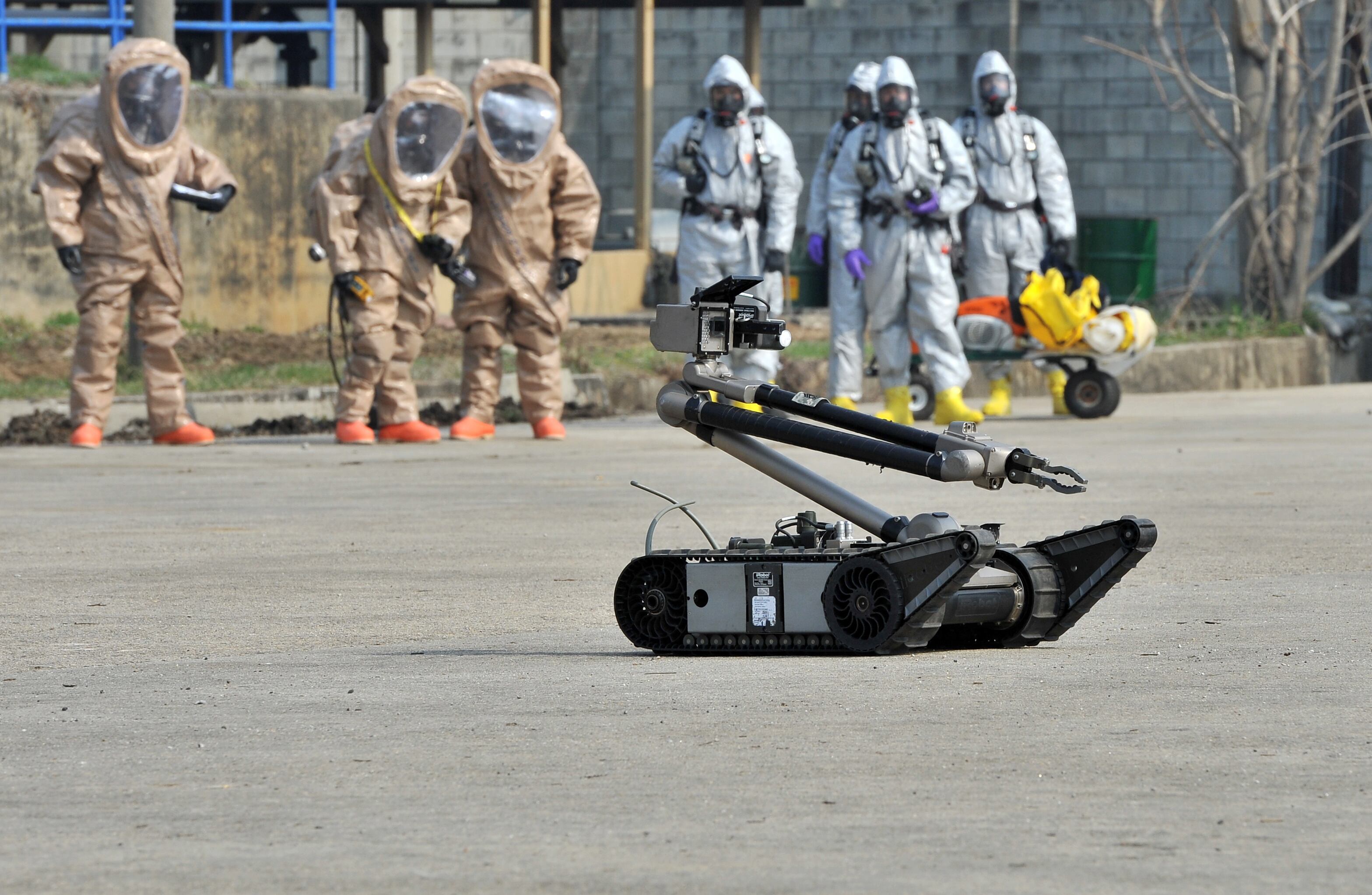 Equipamentos como o robô da foto também foram testados, principalmente para desarmar bombas sem a necessidade de haver um soldado próximo ao artefato
