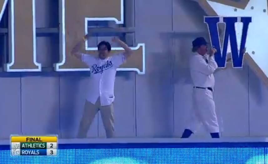 A torcida dos Royals queriam muito contar com o seu amuleto para aumentar as
chances de vitória. O problema é que Lee não tinha como conseguir uma folga no seu trabalho para viajar até os Estados Unidos

Veja também: NBA 2K15 é um dos jogos mais aguardados do mundo dos videogames
