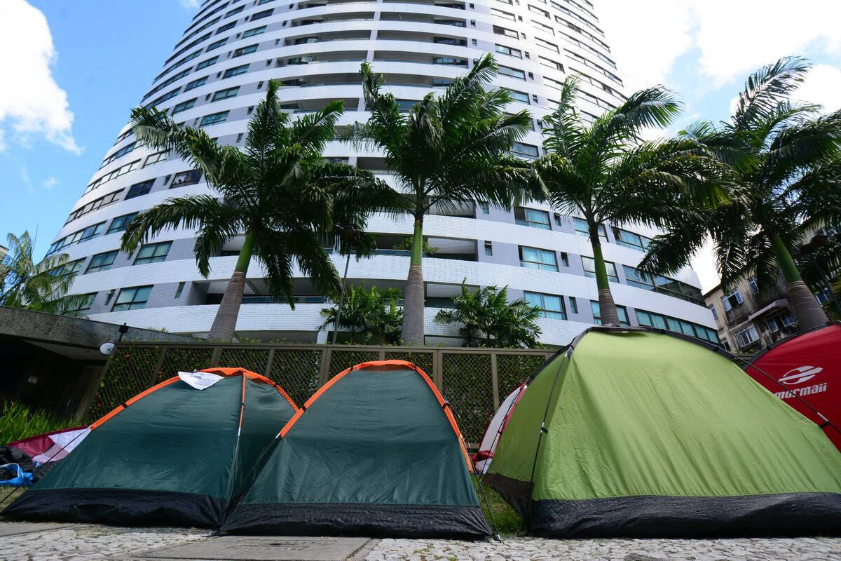 Barracas foram montadas na porta do prédio onde vive Geraldo Julio