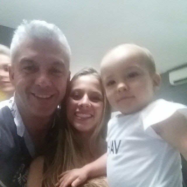 A loira usou as redes sociais para comemorar o 15° título da escola.

— É NOSSO!!!!!! VAI VAI!!!!!! 15!!!!


ASSISTA: Ana Hickmann comemora ao lado do filho
vitória de Vai-Vai no Carnaval 2015