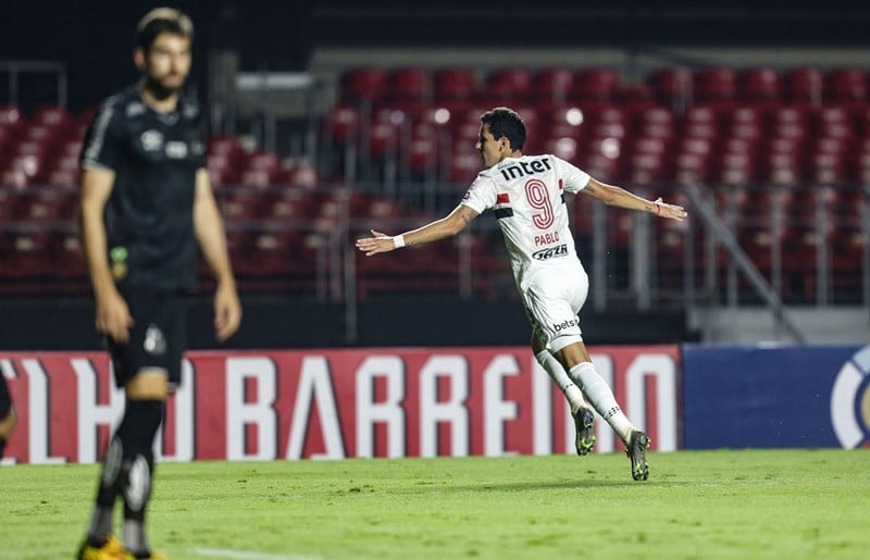 Em reunião nesta segunda, a Federação Paulista decidiu por suspender por tempo indeterminado o Paulistão. Na liderança das chaves estão Santos, Santo André, São Paulo e Bragantino (Palmeiras é o segundo colocado do grupo B, enquanto o Corinthians é o lanterna da chave D)