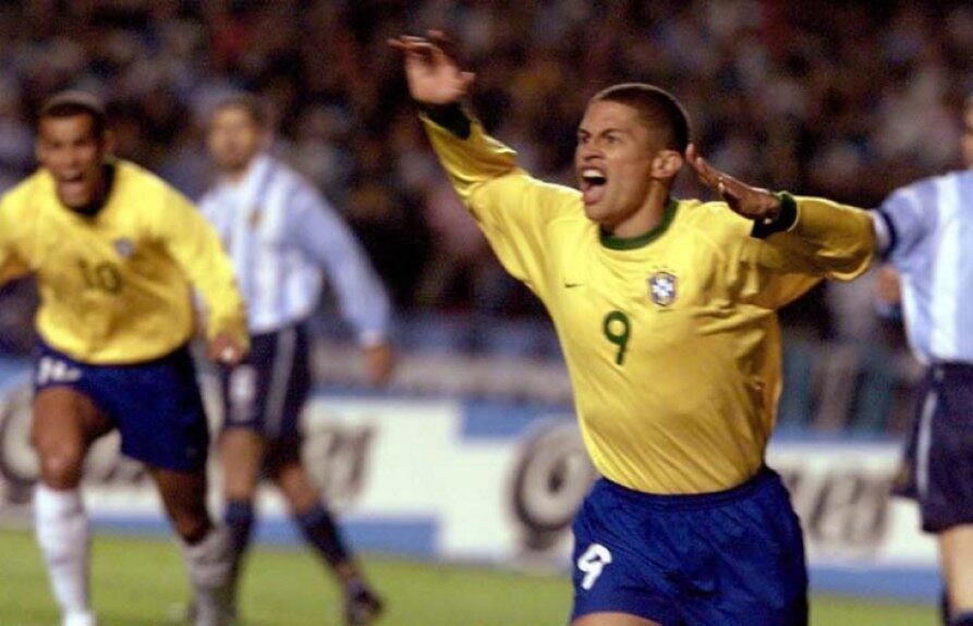 Brasil 3 x 1 Argentina - 26/07/2000 - Com grande atuação de Alex (1 gol) e Vampeta (2 gols), a Seleção atropelou os argentinos pelas eliminatórias da Copa de 2002