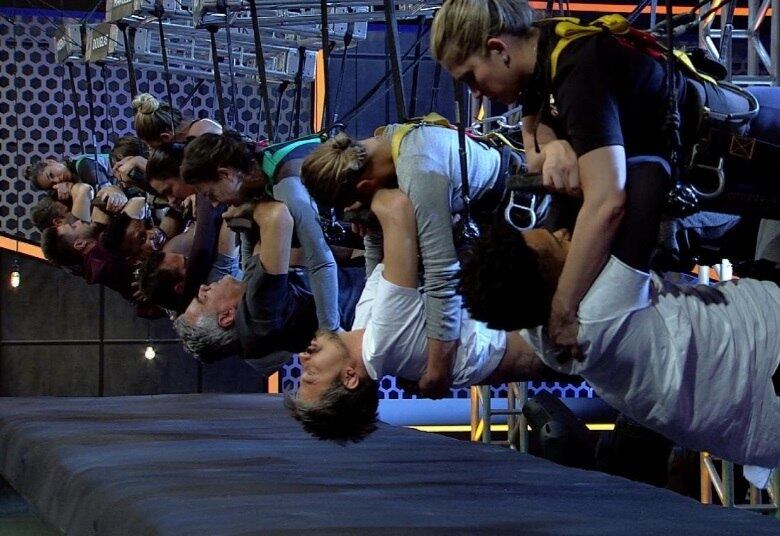 A Prova dos Homens desta sexta-feira (1) vai exigir muita resistência dos maridos do Power Couple Brasil. No desafio, eles abraçam as esposas e são içados por uma estrutura metálica