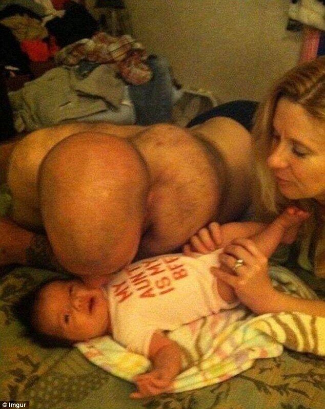 Caso ainda não tenha entendido, trata-se de um homem calvo sem camisa beijando um neném. A imagem gerou mais de 2 mil comentários no Imgur, uma das maiores redes sociais de compartilhamento de imagens do mundo