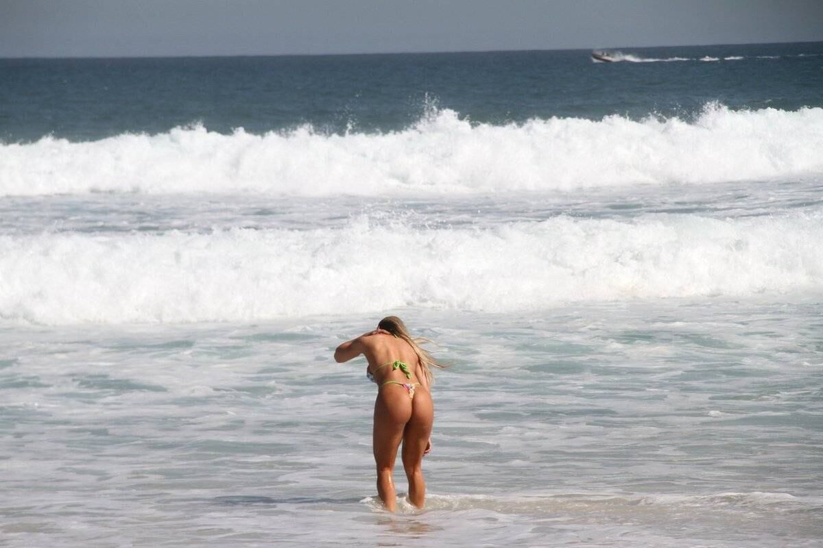 Dani Vieira foi à praia da Barra da Tijuca, no Rio de Janeiro