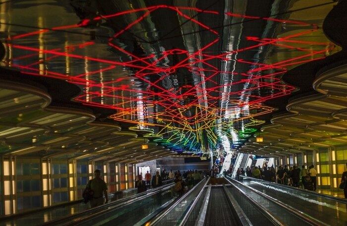 No Aeroporto Internacional O'Hare, de Chicago, nos Estados
Unidos, o túnel batizado “Sky’s the Limit” (O Céu é o Limite, em português) é
um deleite para os amantes das cores e da tecnologia. Estruturada com fios de
neon, a instalação é obra do artista canadense Michael Hayden, conhecido pelo
trabalho com luzes fluorescentes  