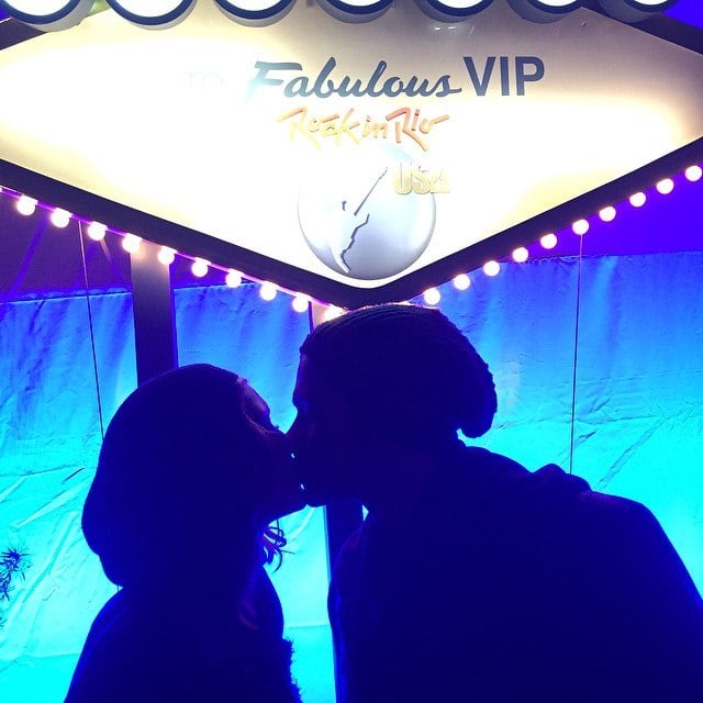 Os dois estão tão felizes que até postam fotos se beijando