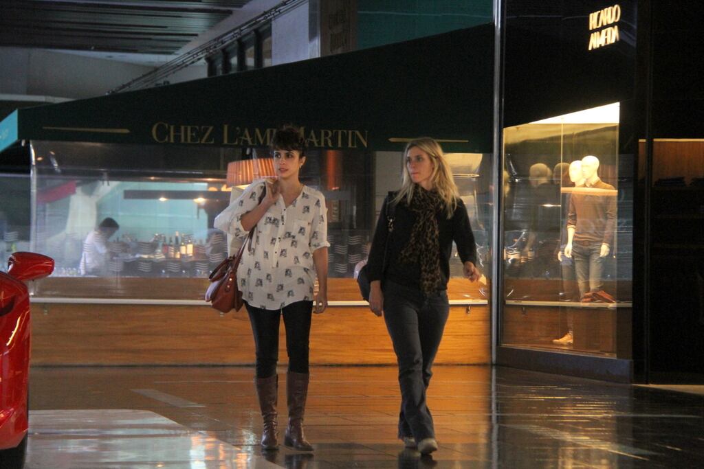 Dieckmann e Maria Ribeiro observaram as vitrines e fizeram compras
